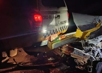 Homem embriagado colide com viatura da polícia durante procissão de Santo Expedito