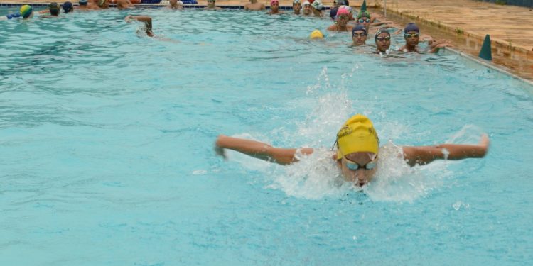 Projeto oferta aulas gratuitas de natação para estudantes de escolas públicas