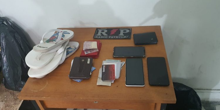 Dupla é presa por suspeita de assalto em Mossoró; PM recupera celulares