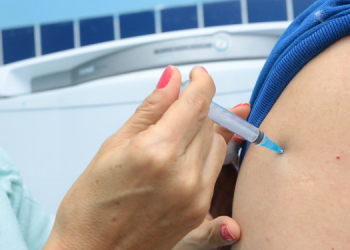 Ponto extra de vacinação funciona na Festa de Nossa Senhora de Fátima nesta sexta-feira (12)