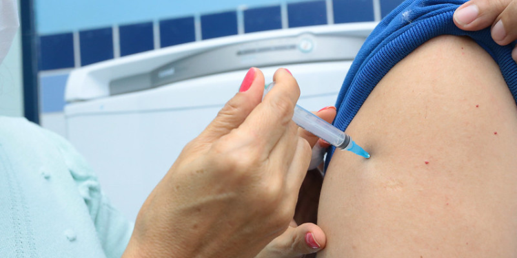 Ponto extra de vacinação funciona na Festa de Nossa Senhora de Fátima nesta sexta-feira (12)