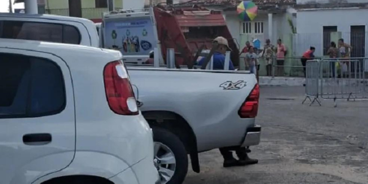 Motorista de caminhão de lixo morre após ser atropelado pelo próprio veículo