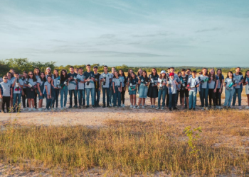 Alunos de escola de Upanema participam de lançamento de foguetes