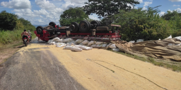 Caminhão de soja tomba na RN-117 e carga fica espalhada na rodovia