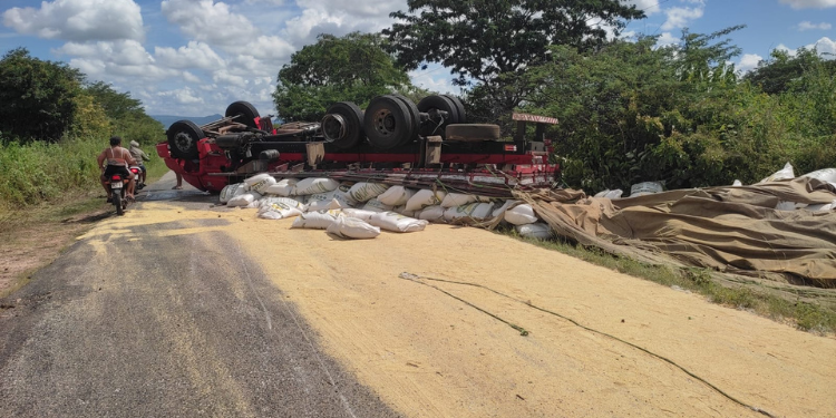 Caminhão de soja tomba na RN-117 e carga fica espalhada na rodovia