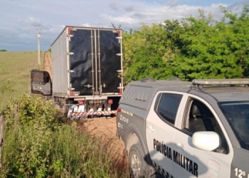 Caminhão com carga avaliada em R$ 55 mil é recuperado pela polícia em Caraúbas