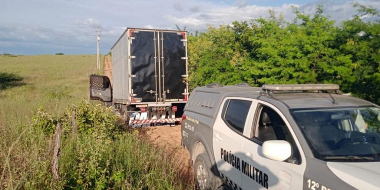 Caminhão com carga avaliada em R$ 55 mil é recuperado pela polícia em Caraúbas