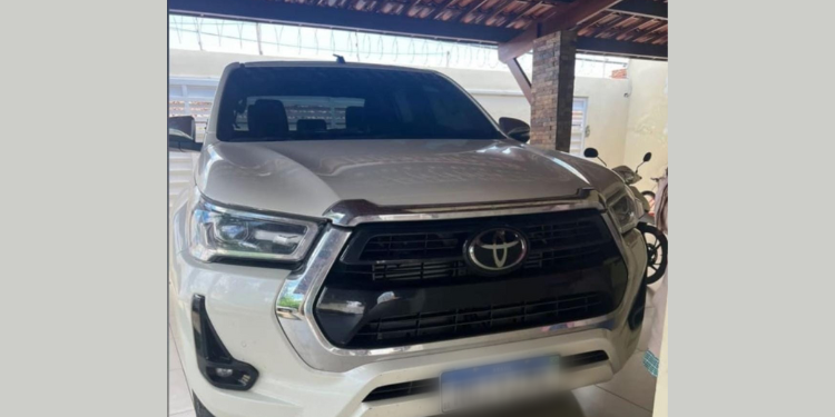 Após estacionar, mulher tem carro roubado em academia