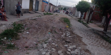Moradores reclamam da situação do calçamento no Bairro Jardim das Palmeiras, em Mossoró