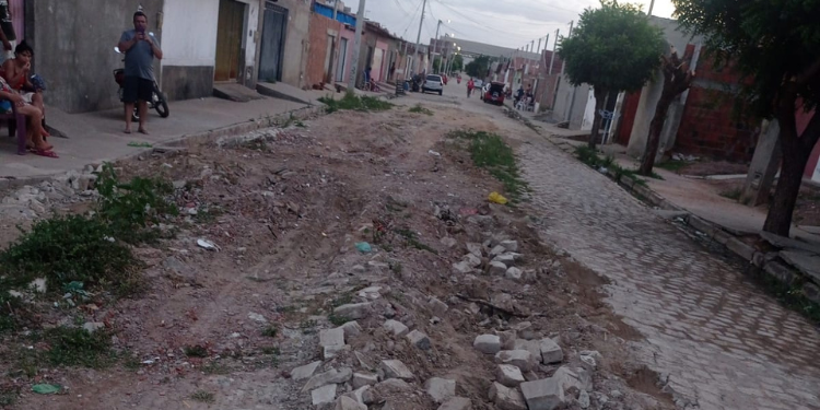 Moradores reclamam da situação do calçamento no Bairro Jardim das Palmeiras, em Mossoró