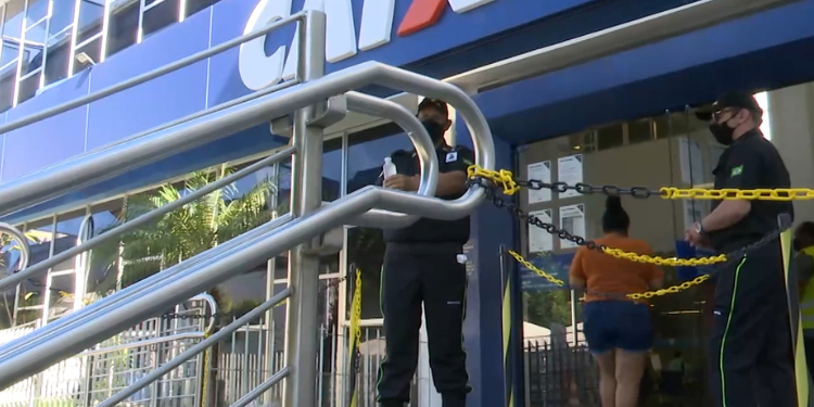 Homem é preso tentando aplicar golpe em agência bancária