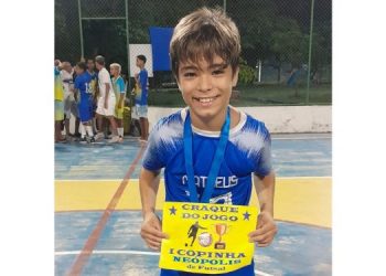 Castigo, expulsão e gols na final: menino de 10 anos chama atenção após história curiosa em torneio de futsal
