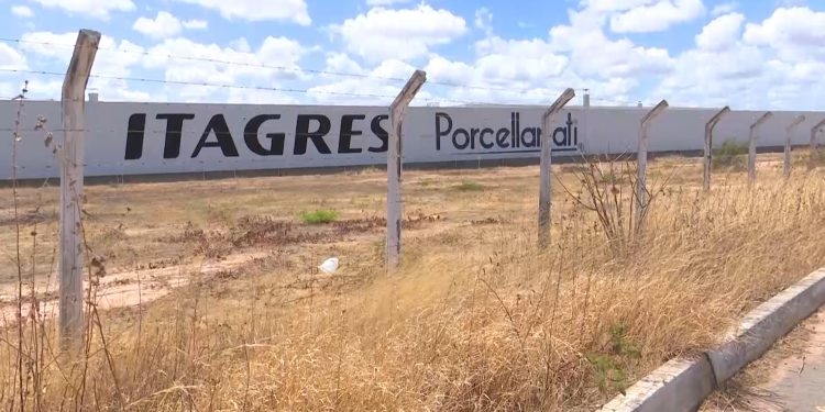 Prefeitura dá prazo de 72 horas para Porcellanati desocupar terreno