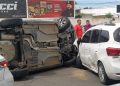 Capotamento de carro causa congestionamento na Avenida João da Escóssia