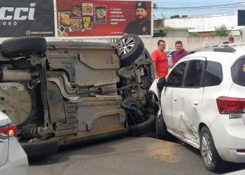 Capotamento de carro causa congestionamento na Avenida João da Escóssia