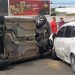 Capotamento de carro causa congestionamento na Avenida João da Escóssia
