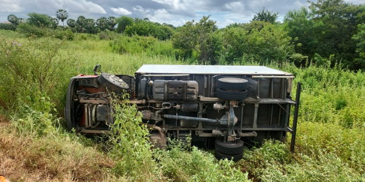 Caminhão do Corpo de Bombeiros tomba na BR-304