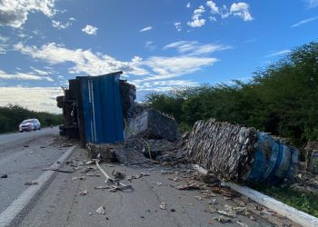 Carreta com material reciclável tomba na BR-304