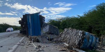 Carreta com material reciclável tomba na BR-304