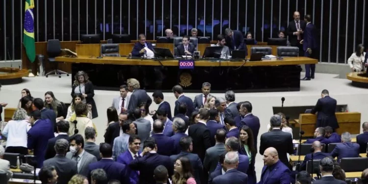 Câmara aprova projeto que prevê salários iguais para homens e mulheres; veja os votos do deputados do RN