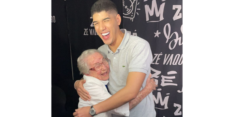 Prestes a completar 89 anos, mossoroense fã de Zé Vaqueiro ganha de presente encontro com o cantor