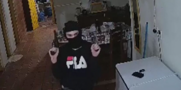 Criminosos rendem família e fazem arrastão em casa em Tibau