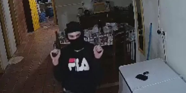 Criminosos rendem família e fazem arrastão em casa em Tibau