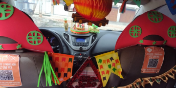 São João em movimento: motorista aposta em decoração junina para atrair clientela