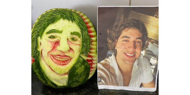 Fã esculpe rosto de Nattan em melancia para entregar ao cantor no MCJ