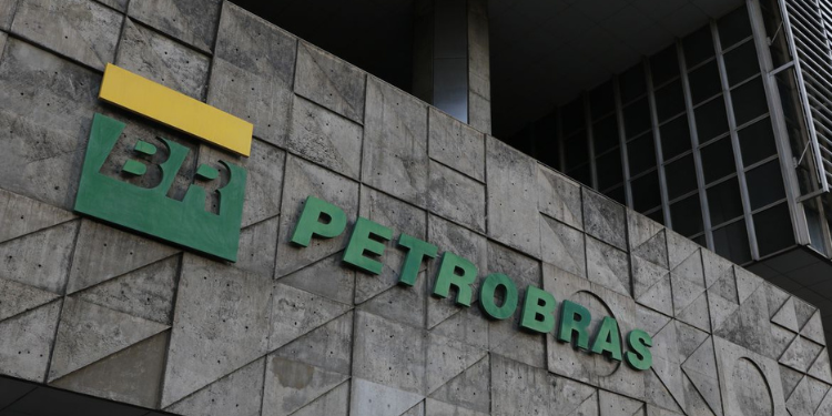 Petrobras anuncia redução no preço da gasolina e gás de cozinha para distribuidoras