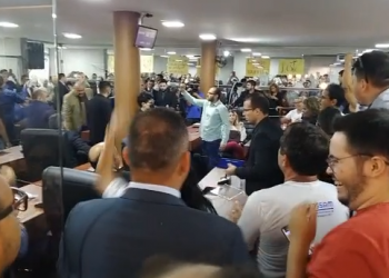 Sessão extraordinária na Câmara dos Vereadores é interrompida após invasão de servidores