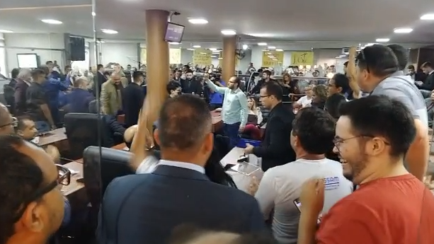 Sessão extraordinária na Câmara dos Vereadores é interrompida após invasão de servidores