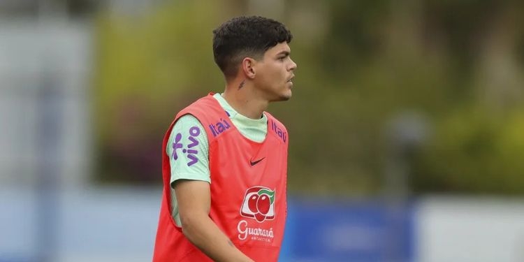 Ayrton Lucas é testado entre os titulares e pode estrear pela Seleção no sábado