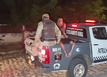 Homem de 22 anos é preso após roubar carro e celulares em Mossoró
