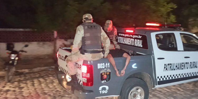 Homem de 22 anos é preso após roubar carro e celulares em Mossoró