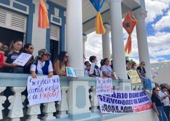 Servidores municipais protestam em frente a prefeitura contra PL 17/23