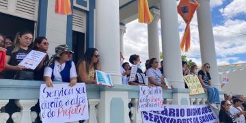 Servidores municipais protestam em frente a prefeitura contra PL 17/23