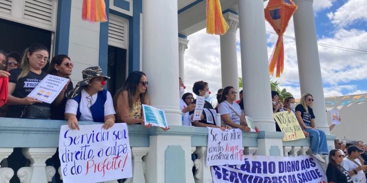 Servidores municipais protestam em frente a prefeitura contra PL 17/23