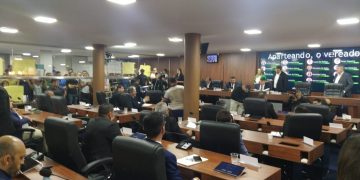 Servidores e comissionados de Mossoró ocupam galerias da Câmara Municipal