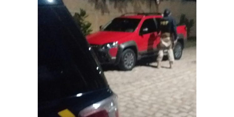 Dois homens são presos e dois veículos são recuperados pela PRF em Mossoró