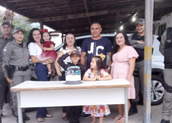 Policial mirim: fã da PM comemora aniversário de sete anos em batalhão