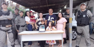 Policial mirim: fã da PM comemora aniversário de sete anos em batalhão