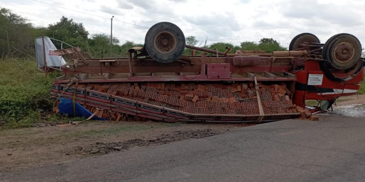 Caminhão carregado de tijolos tomba na RN-117