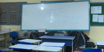 Com instabilidade na energia, alunos assistem aula na sala dos professores em escola estadual de Mossoró
