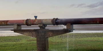 Internauta identifica vazamento de água na adutora Pendências/Macau da Caern