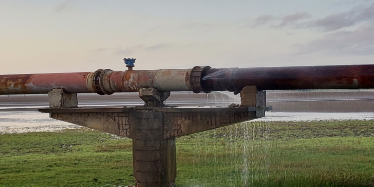 Internauta identifica vazamento de água na adutora Pendências/Macau da Caern