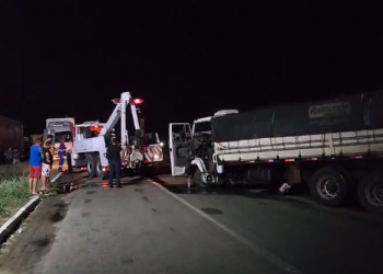 Motorista morre após colisão frontal com carreta na BR-304