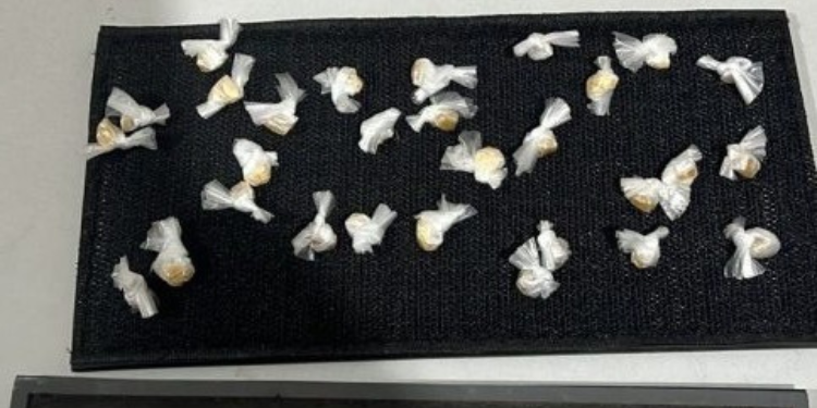 Homem de 36 anos é preso por tráfico de drogas no Beco do Pedregal