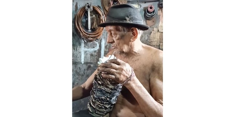 Ferreiro guarda comprovantes de pagamentos da energia há 38 anos em Caraúbas