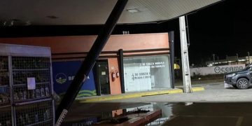 Carro invade posto de combustíveis, derruba bomba e deixa frentista ferido